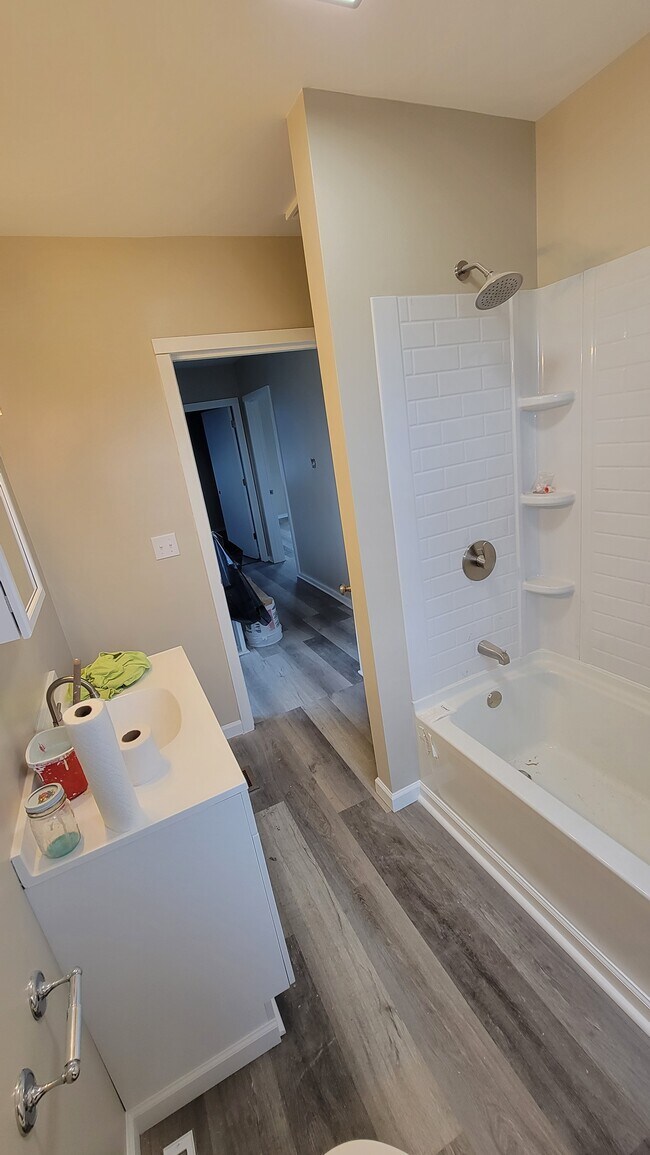 Building Photo - 465 Kossuth St