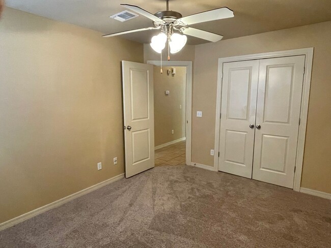 Building Photo - Edmond Home in Gated Community & Deer Cree...