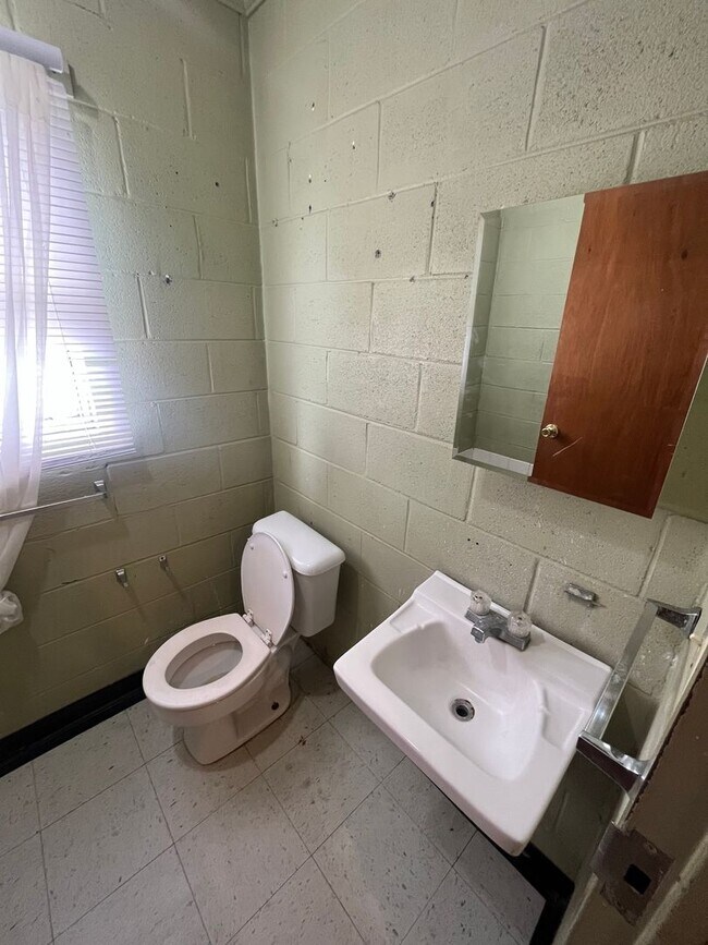 Building Photo - 2 Bed 1 Bath Apartment