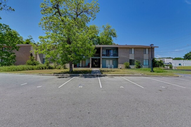 Building Photo - Walkable Downtown Lexington Living in Shadow Moss | Ground-Floor 2BR Retreat - Water sewer & tras...