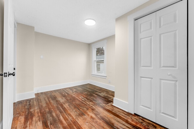 Building Photo - 911 Montrose Ave