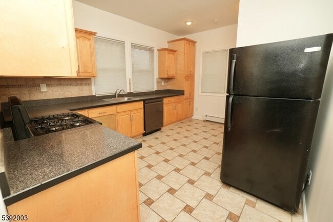 Building Photo - 466 Cortlandt St