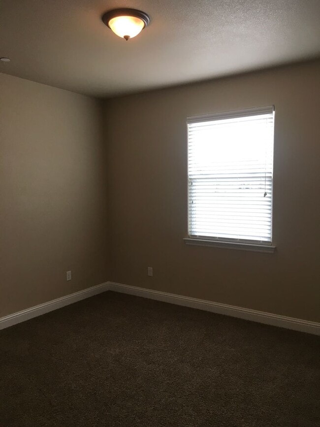 Building Photo - Beautiful Shasta Lake home with Landscapin...
