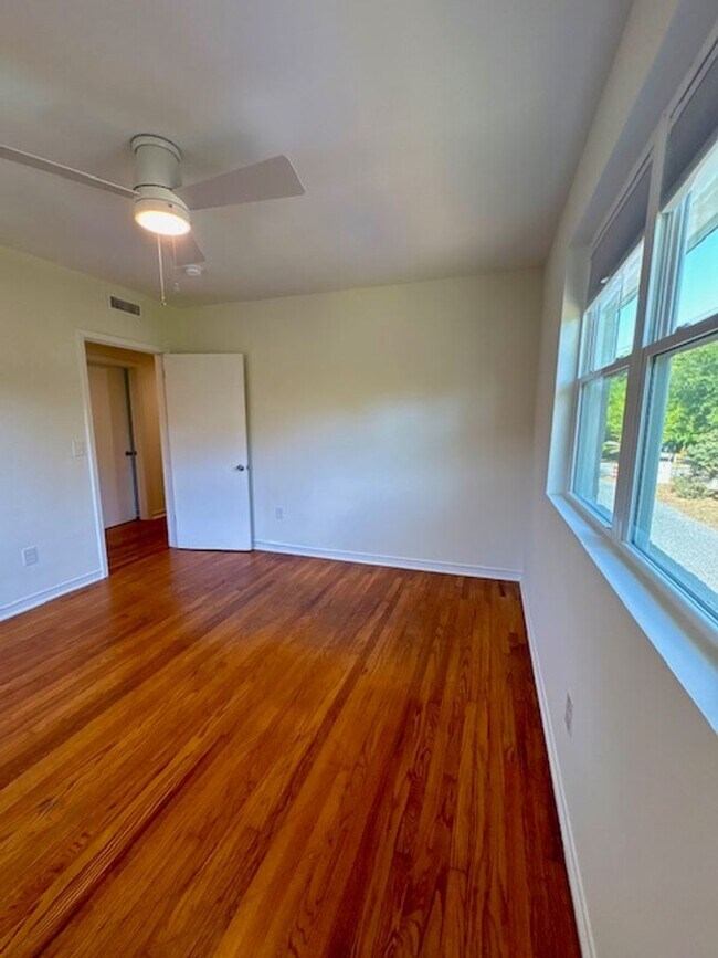 Building Photo - Fully Renovated Three Bedrooms Condo in South Windermere