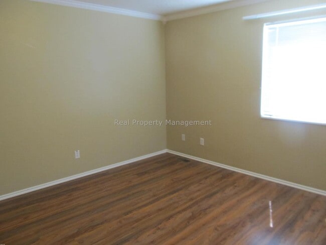 Building Photo - 2 br with bonus room!  beautiful townhouse end unit, available in April! Pet Friendly..