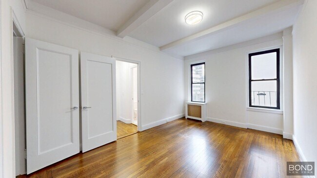 Building Photo - 140 E 46th St