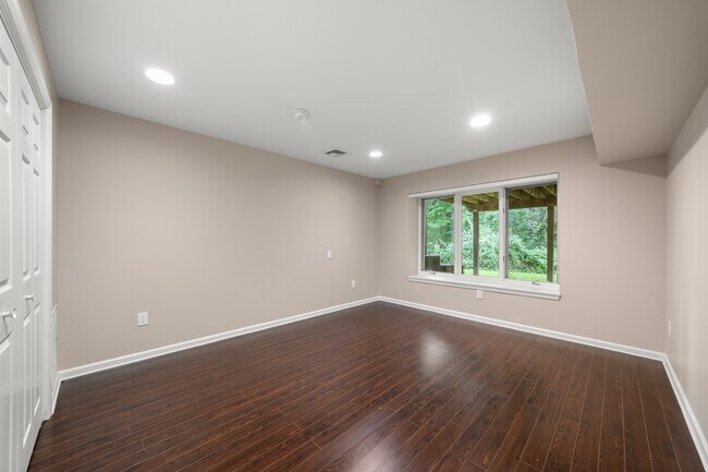 Building Photo - 81 Lakeview Dr
