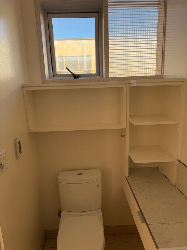 Building Photo - Bright Live-Work Studio & Tall Ceilings on Adeline in Oakland