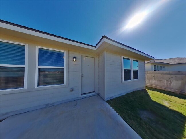 Building Photo - 5104 Saddle Clb Dr