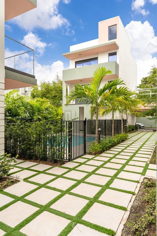 Building Photo - 721 SW 11th St