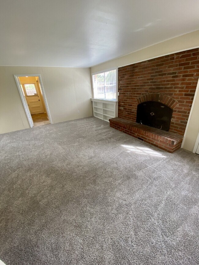 Building Photo - Don't miss out on this 5 bed 2.5 bath hous...