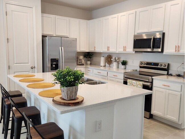 Building Photo - 3 Bed 2,5 Bath Townhouse Davenport