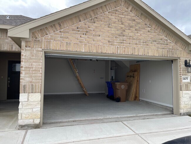 Building Photo - London Home