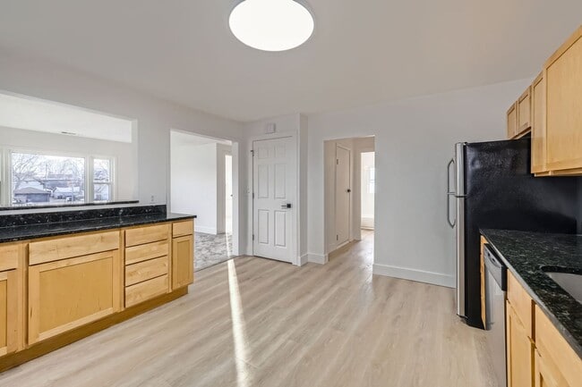 Building Photo - 2 bed/1 bath updated duplex