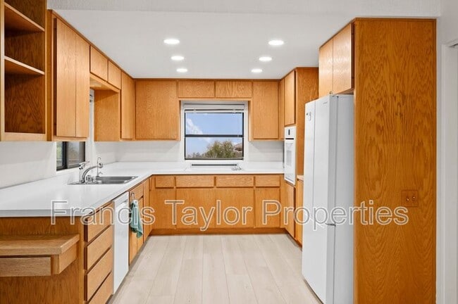 Building Photo - 2250 Vista Grande Dr