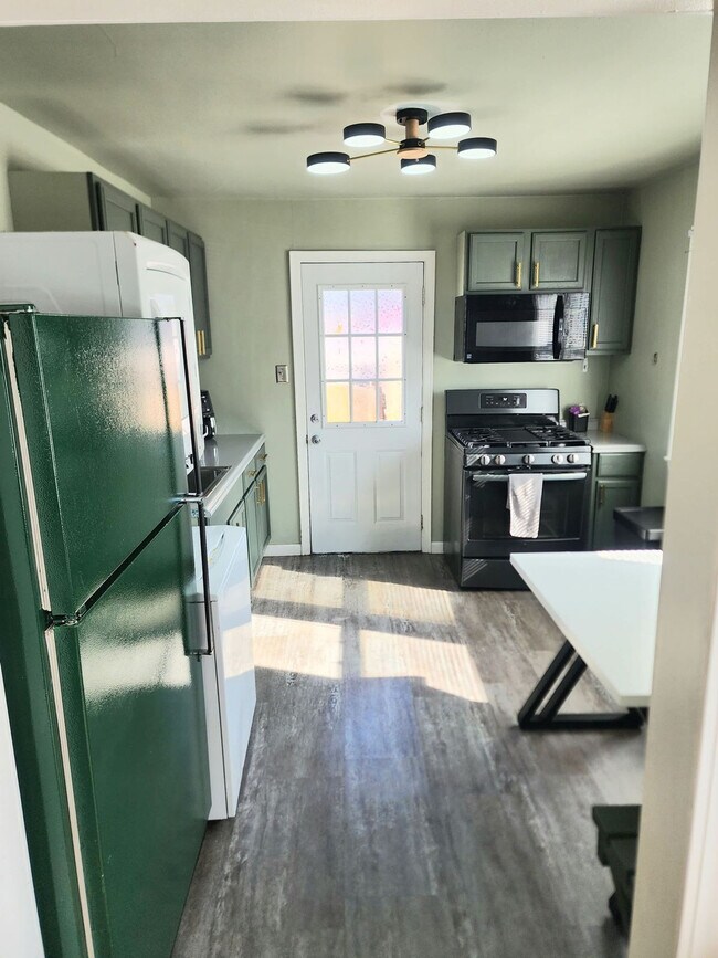 Building Photo - 272 Hoefgen St