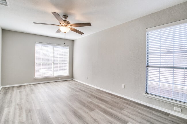 Building Photo - 641 Raintree Cir