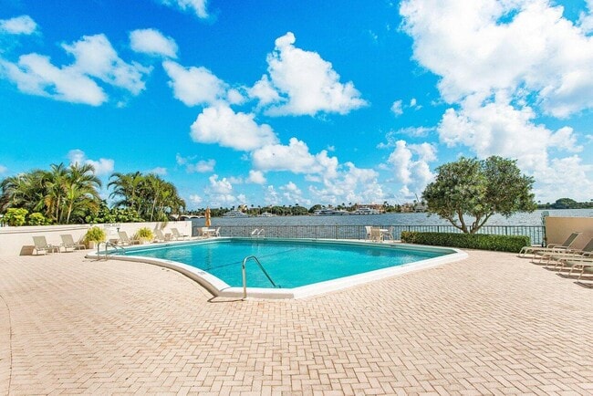 Building Photo - 1200 S Flagler Dr