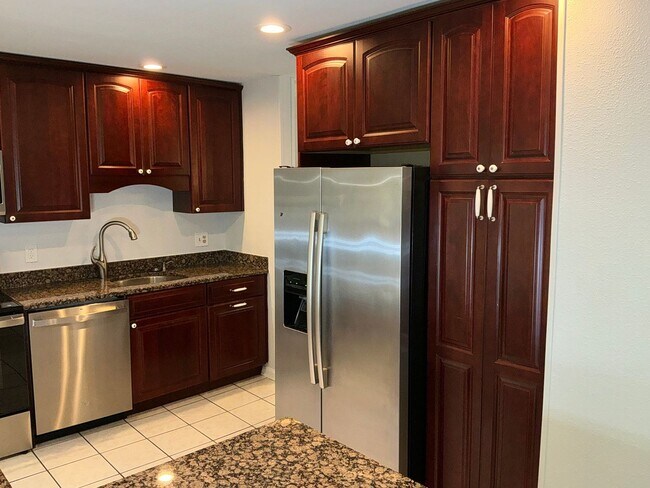 Building Photo - Very well maintained 3BR 3.5BA 3 level Colonial Townhome with fully fenced yard