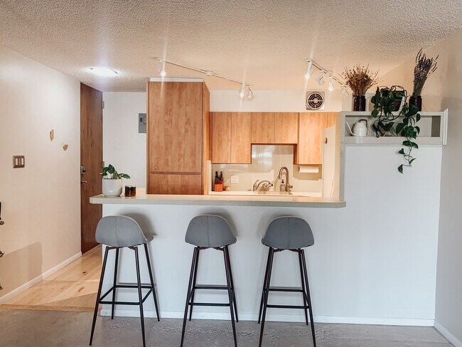 Building Photo - 1050 N Corona St