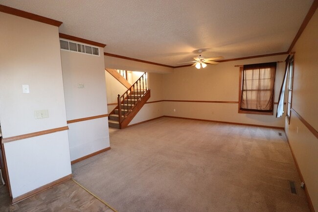 Building Photo - Spacious Townhome