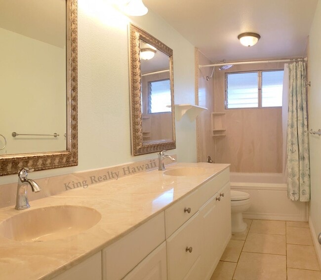 Building Photo - 4 br / 3 bath w/Lg Lanai &detached office ...