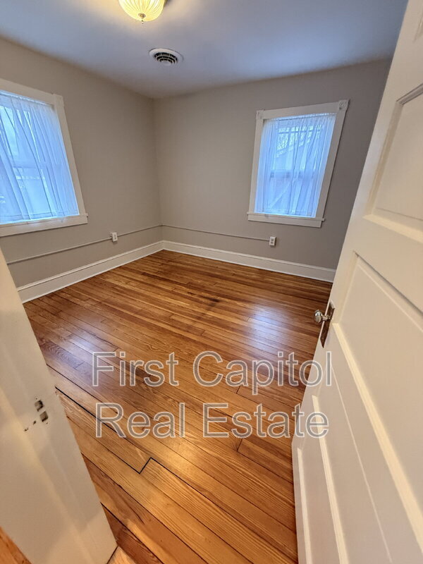 Building Photo - 627 Warren Ave.