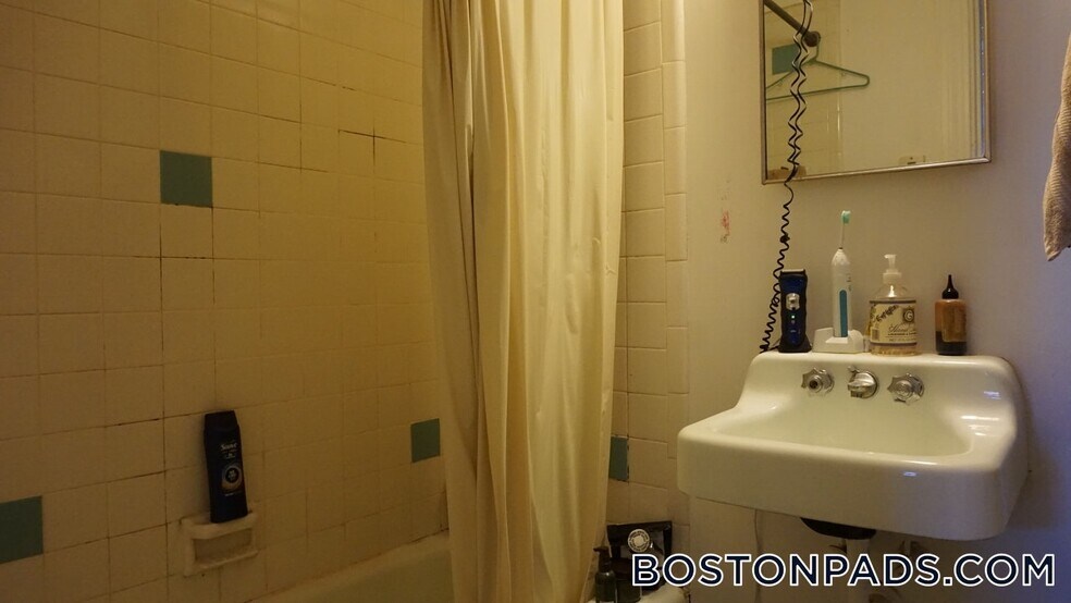 Building Photo - 405 Beacon St