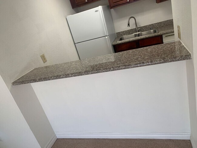 Building Photo - 2 bed 1 bath condo for rent -$1300