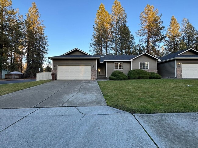 Building Photo - Delightful 2 Bed, 2 Bath Duplex near River...