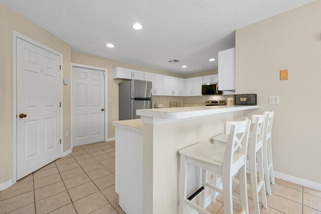 Building Photo - "Furnished 4-Bedroom Pool Home – Comfort and Style in Davenport"