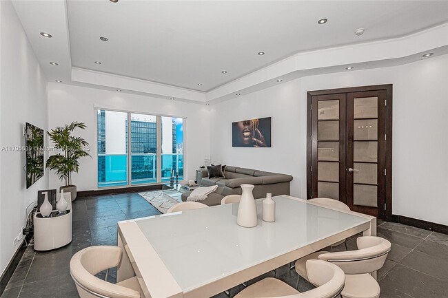 Building Photo - 2301 Collins Ave