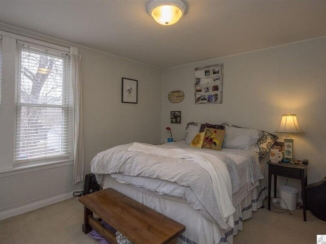 Building Photo - AVAILABLE April! - 4 Bed, 2 Bath Bright & Spacious Home