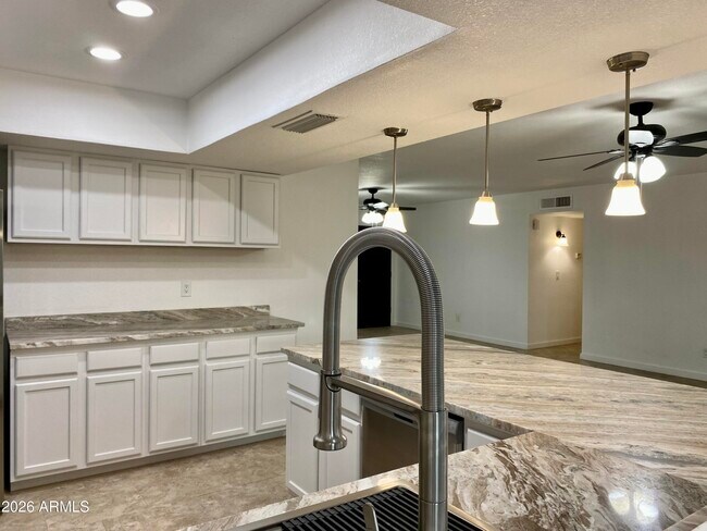 Building Photo - 2121 W Sequoia Dr