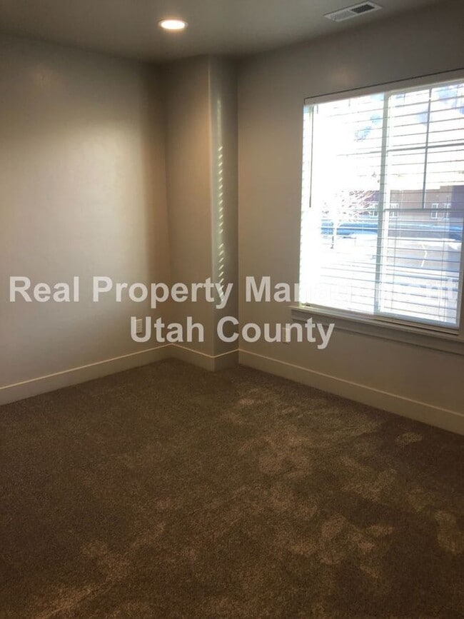 Building Photo - 189 610 S