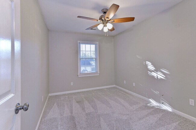 Building Photo - Updated, Spacious, Large Backyard in Newpo...