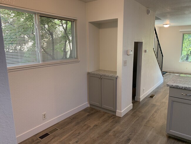 Building Photo - 167 Lincoln Way