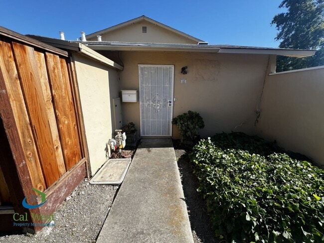 Building Photo - $2,895 Cute cozy 2/1 Condominium in South ...