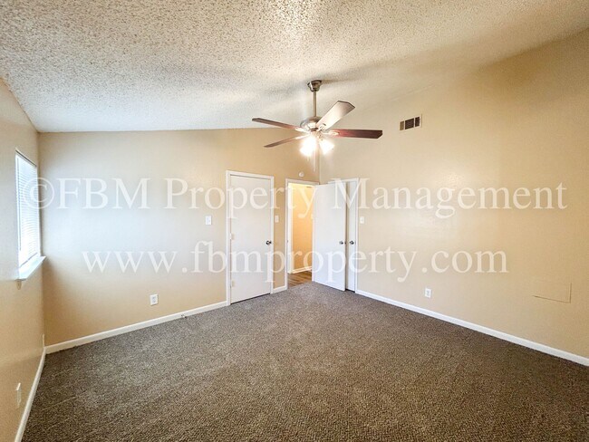 Building Photo - 608-B Walter Stephenson - Downstairs 2 Bed...