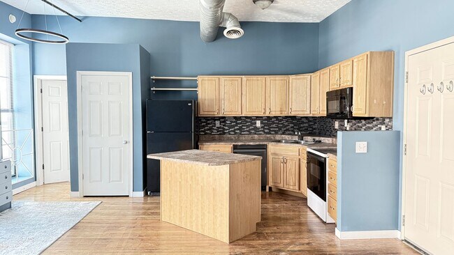Building Photo - UPSCALE DOWNTOWN CONDO