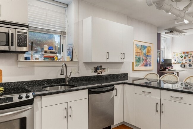 Building Photo - 130 Longwood Ave