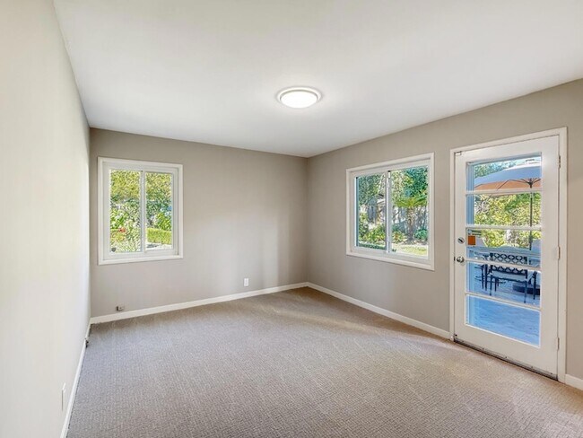 Building Photo - 527 Hilbar Ln
