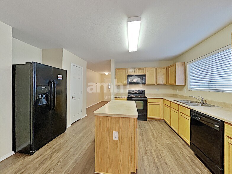 Building Photo - 8007 Abbotts Pointe
