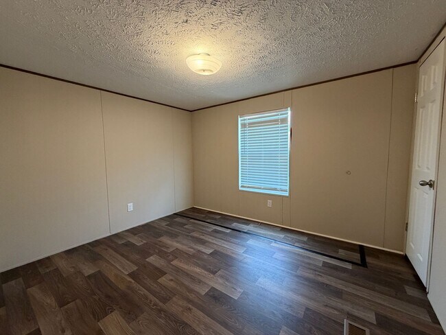 Building Photo - Spacious Mobile Home-large yard