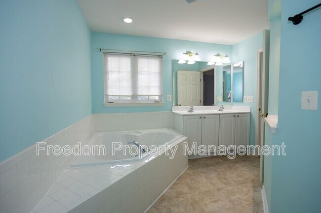 Building Photo - 6004 Abernethy Ln