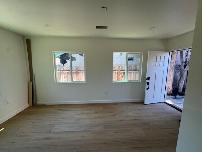 Building Photo - 2 bedroom 1 bath for rent in the College Area.
