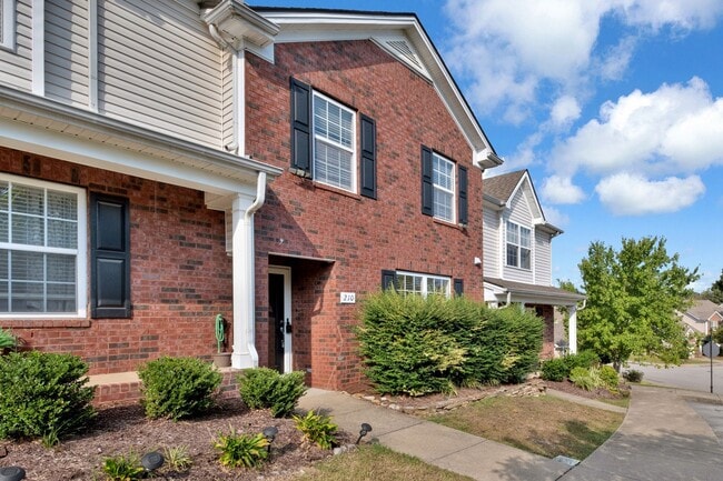 Building Photo - Donelson townhouse, 2 minutes from the lak...