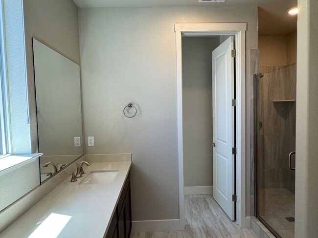 Building Photo - SINGLE STORY | 4 -bedrooms |3 baths | 1877...