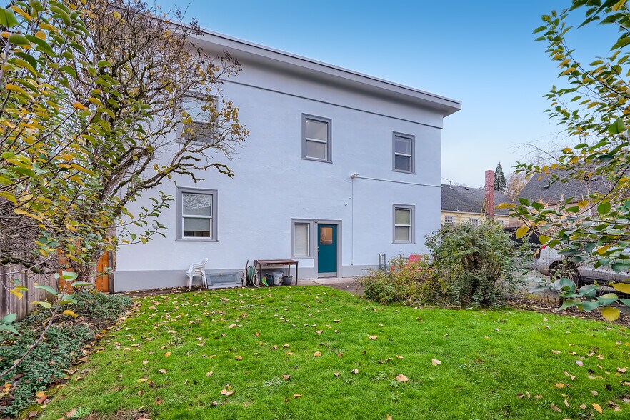 Building Photo - 5134 SE Hawthorne Blvd