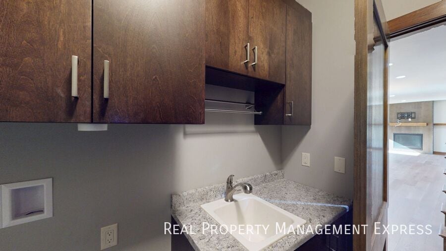 Building Photo - Beautiful 7 Bedroom 4 Bath Residence with ...